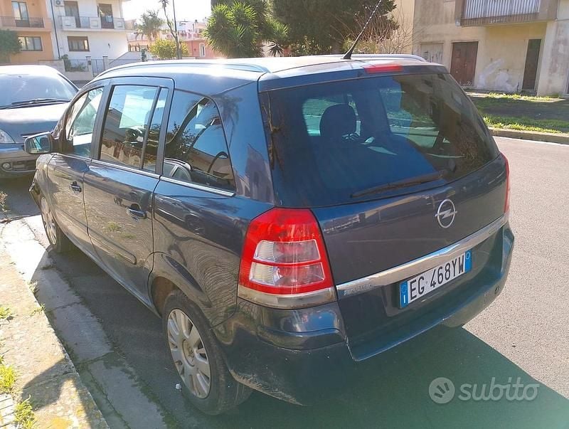 Usata Opel Zafira 2011 Blu Monovolume