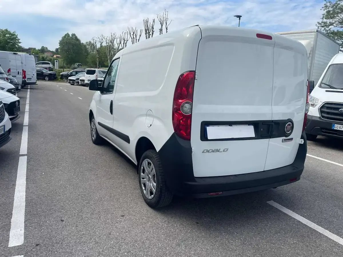 Usata Fiat Doblò Lounge 105 CV (77 kW) 2022 Bianco Monovolume