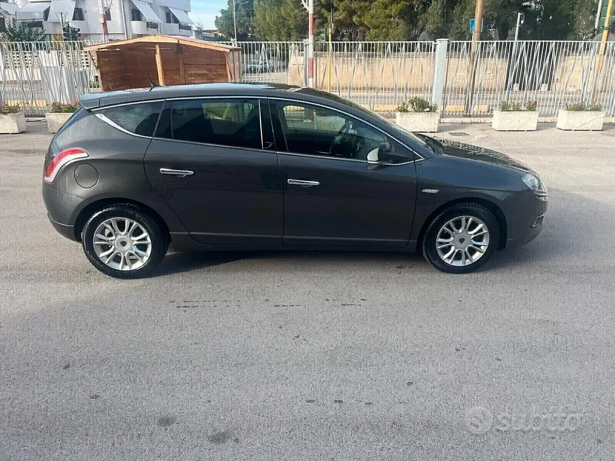 Usata Lancia Delta Gold 120 CV (88 kW) 2014 Grigio Utilitaria