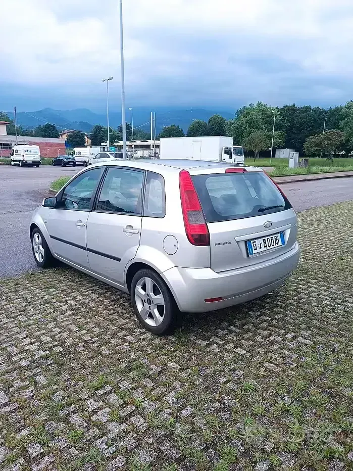 Usata Ford Fiesta 68 CV (50 kW) 2005 Utilitaria