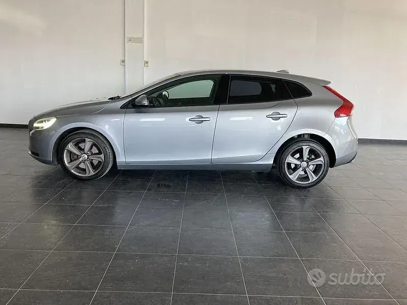 Usata Volvo V40 Business Edition 149 CV (109 kW) 2019 Grigio Berlina