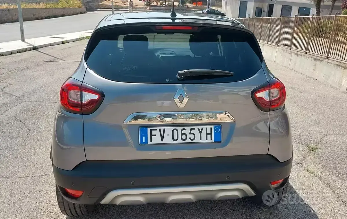 Usata Renault Captur 110 CV (80 kW) 2019 Grigio SUV