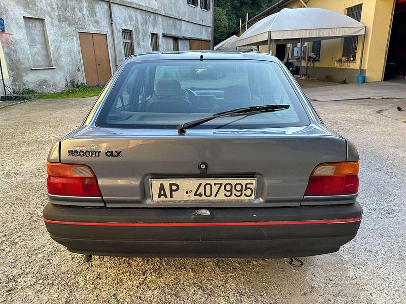 Usata Ford Escort 61 CV (44 kW) 1991 Grigio Berlina