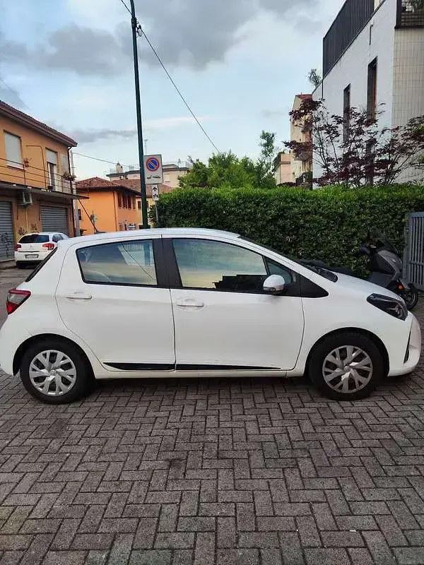Usata Toyota Yaris Active 72 CV (52 kW) 2020 Bianco Berlina