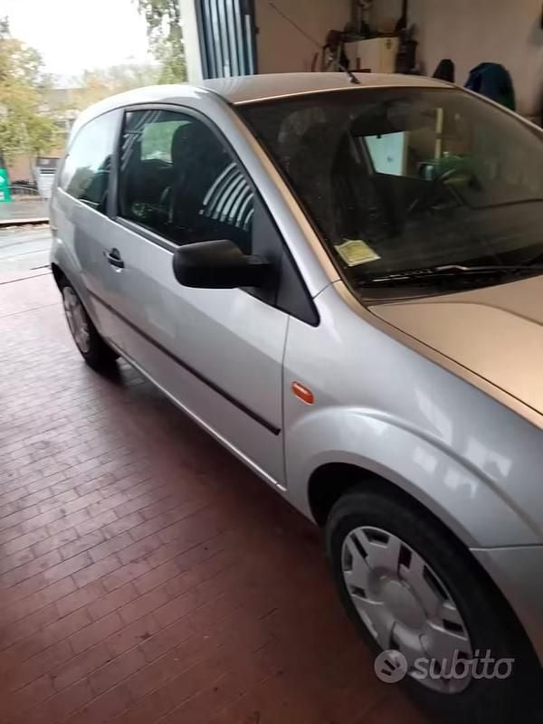 Usata Ford Fiesta 2004 Grigio Utilitaria