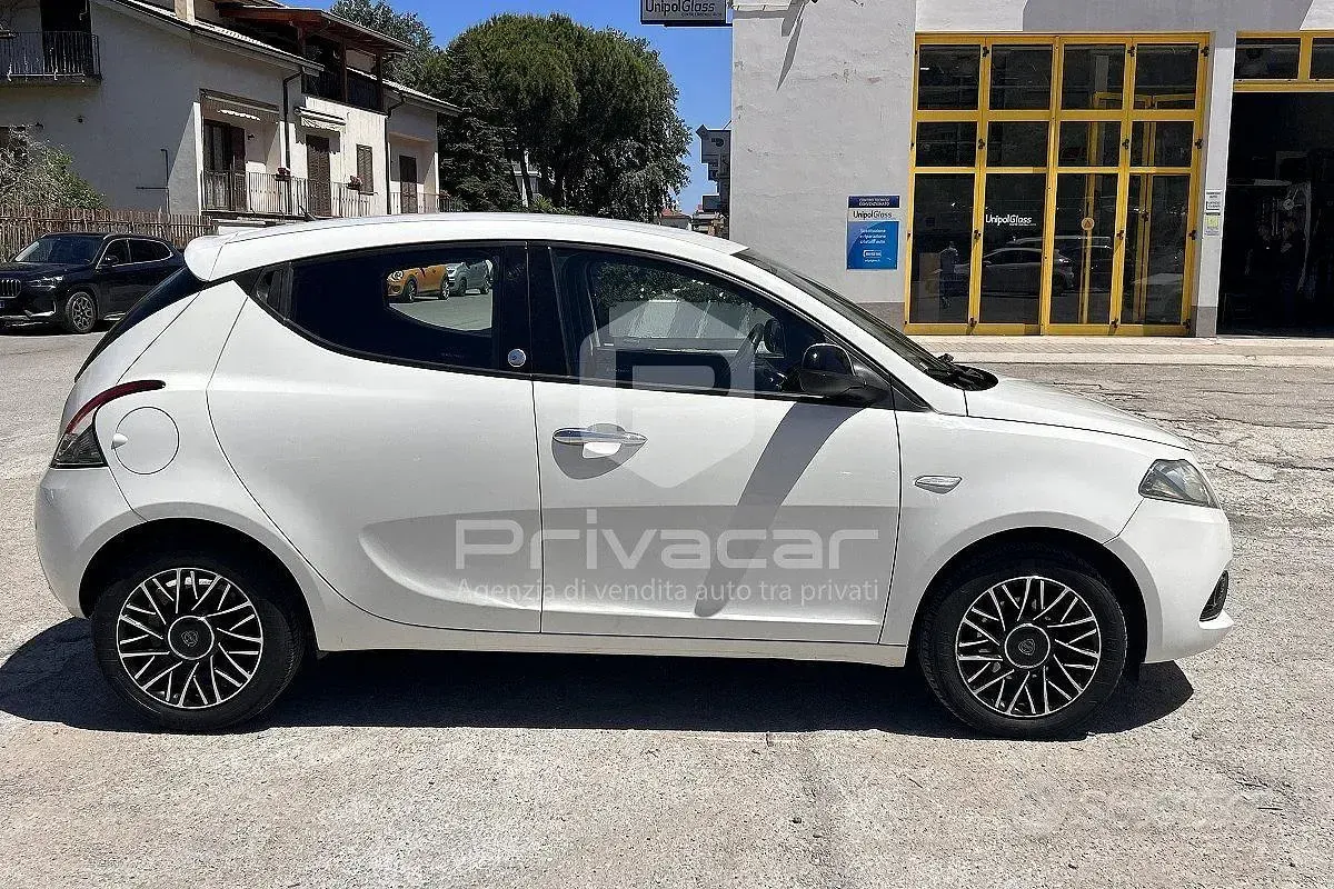 Usata Lancia Ypsilon Gold 69 CV (50 kW) 2019 Bianco Utilitaria