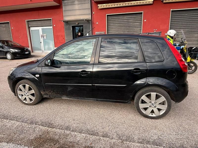 Usata Ford Fiesta 68 CV (50 kW) 2007 Nero Utilitaria