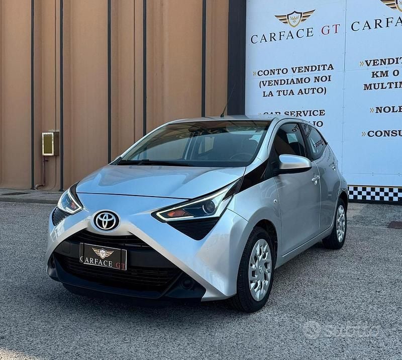 Grigio Usata 2021 Toyota Aygo Connect Style Due volumi | 12.900 € (Buon prezzo) - Immagine 1/4