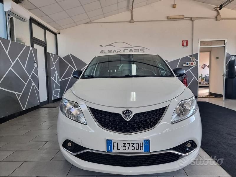 Usata Lancia Ypsilon Platinum 69 CV (50 kW) 2017 Bianco Utilitaria