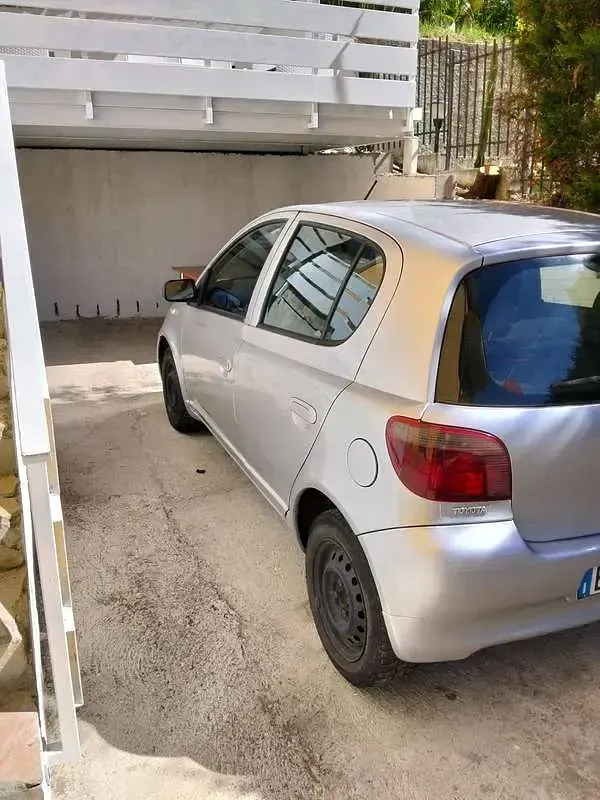 Usata Toyota Yaris Sol 68 CV (50 kW) 2000 Argento Berlina