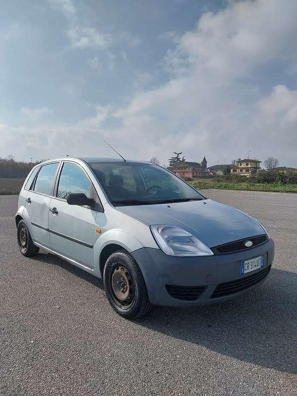 Usata Ford Fiesta Ghia 68 CV (50 kW) 2004 Grigio Berlina