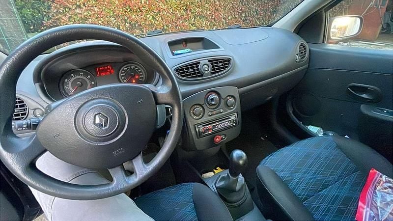 Usata Renault Clio II LE 75 CV (55 kW) 2007 Berlina
