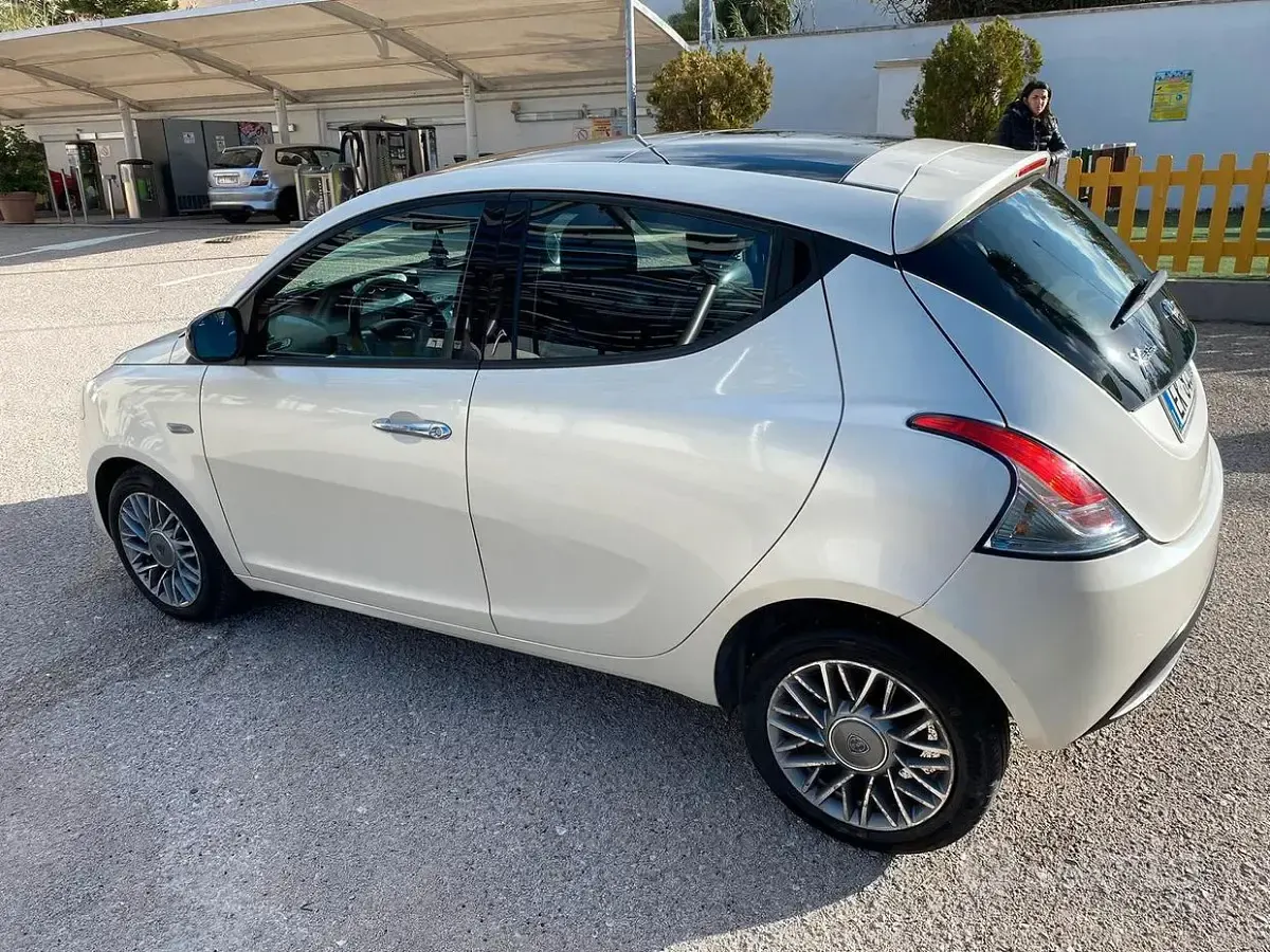 Usata Lancia Ypsilon 95 CV (69 kW) 2011 Bianco Utilitaria
