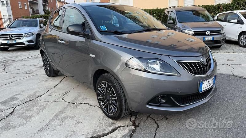 Usata Lancia Ypsilon Silver 69 CV (50 kW) 2022 Grigio Utilitaria