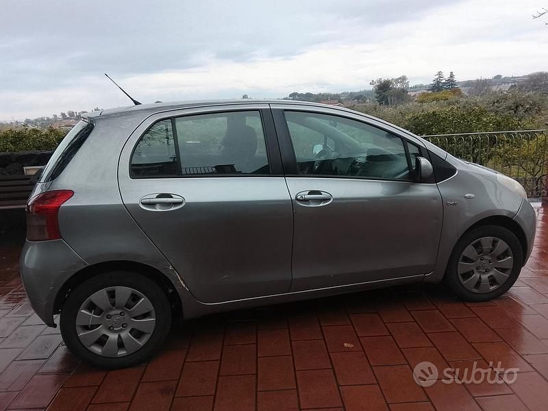 Usata Toyota Yaris 90 CV (66 kW) 2007 Grigio Utilitaria