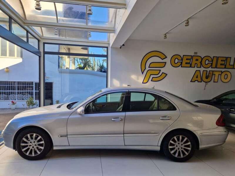 Usata Mercedes E220 Elegance 150 CV (110 kW) 2007 Grigio pastello Berlina