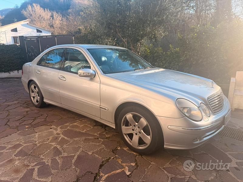 Usata Mercedes E320 224 CV (164 kW) 2004 Grigio Berlina