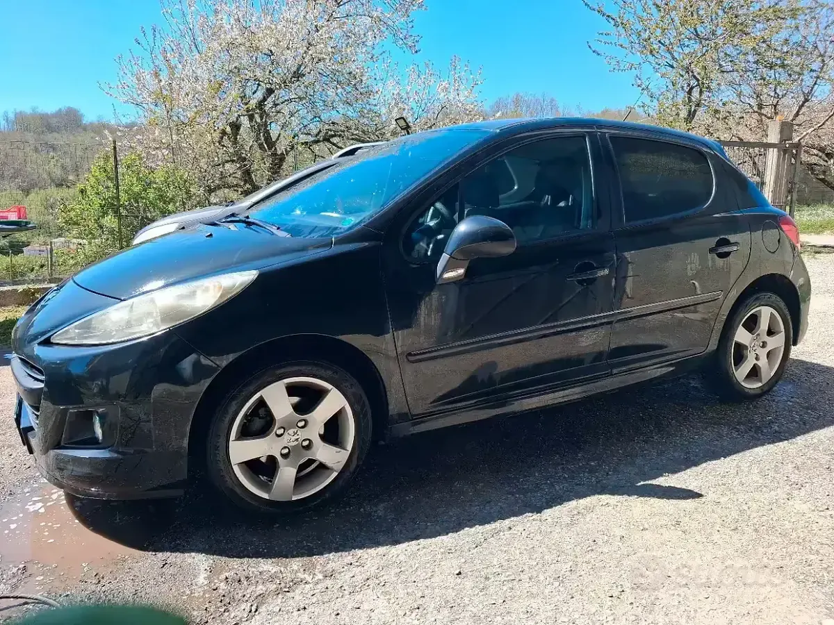 Gebraucht Peugeot 207 92 PS (67 kW) 2011 Schwarz Limousine
