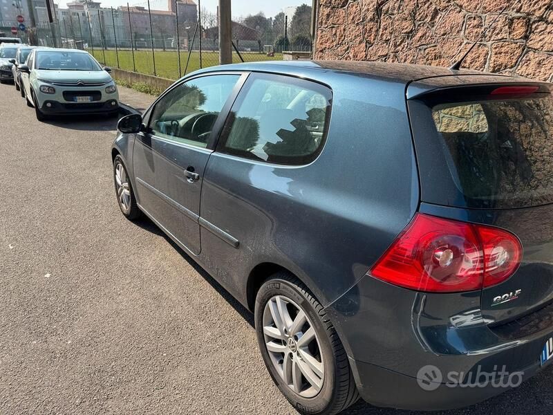 Usata VW Golf V 102 CV (75 kW) 2007 Blu Berlina