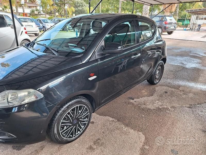 Usata Lancia Ypsilon 69 CV (50 kW) 2012 Nero Utilitaria