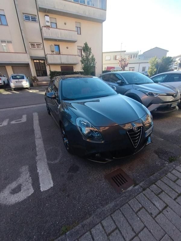 Usata Alfa Romeo Giulietta Quadrifoglio 328 CV (241 kW) 2015 Grigio Utilitaria
