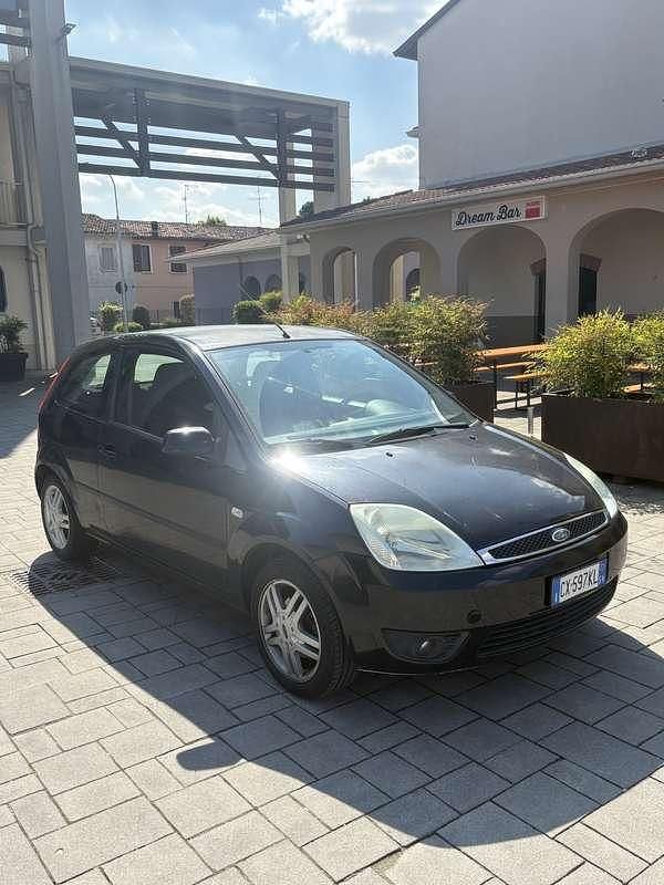 Usata Ford Fiesta Ghia 90 CV (66 kW) 2005 Utilitaria