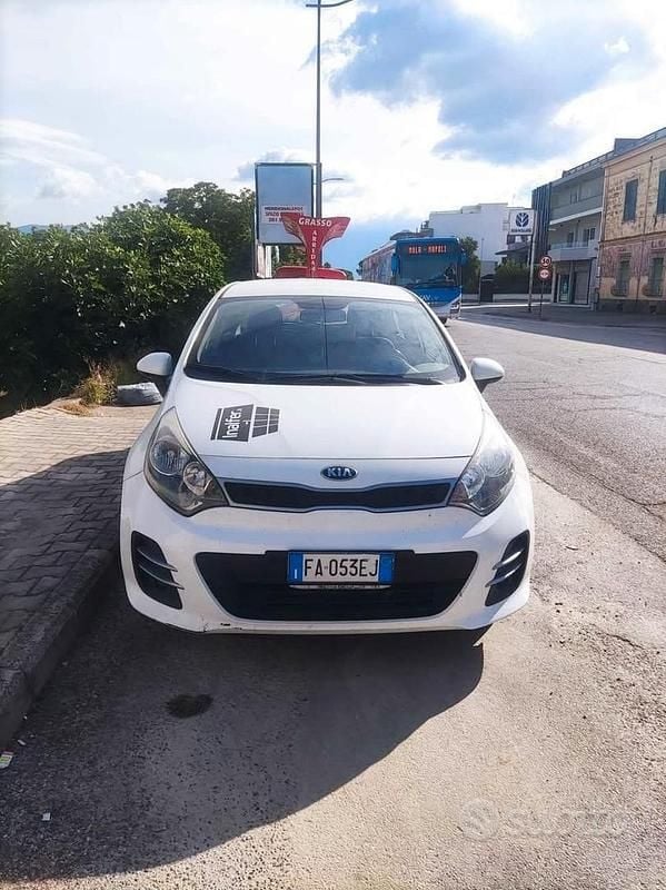 Usado Kia Rio Active 75 HP (55 kW) 2015 Branco Sedan