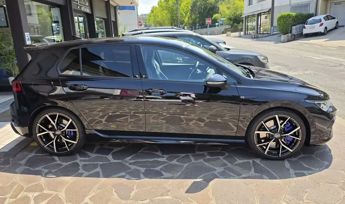 Usata VW Golf VIII R 333 CV (244 kW) 2023 Nero Berlina