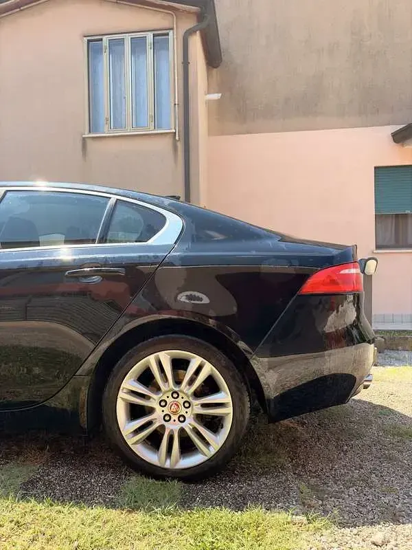 Usata Jaguar XE Portfolio 180 CV (132 kW) 2016 Nero Berlina