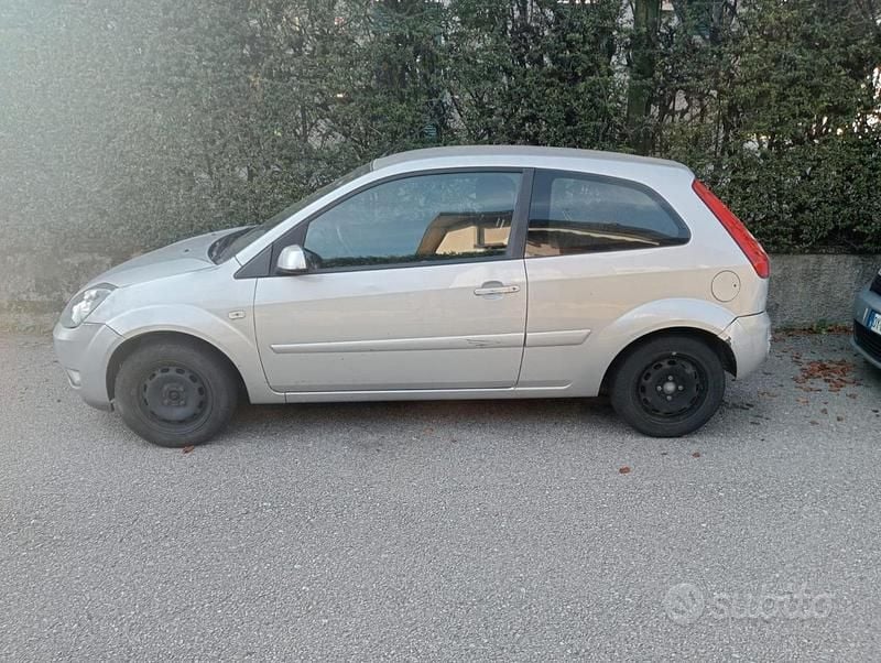 Gebraucht Ford Fiesta 75 PS (55 kW) 2007 Grau Kleinwagen