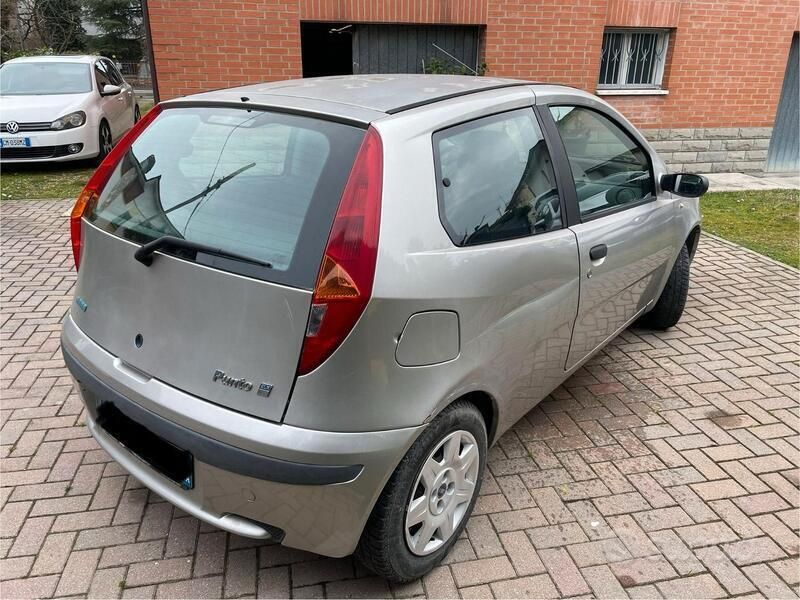 Grigio Usata 2002 Fiat Punto Due volumi | 1800 € (Buon prezzo) - Immagine 1/4