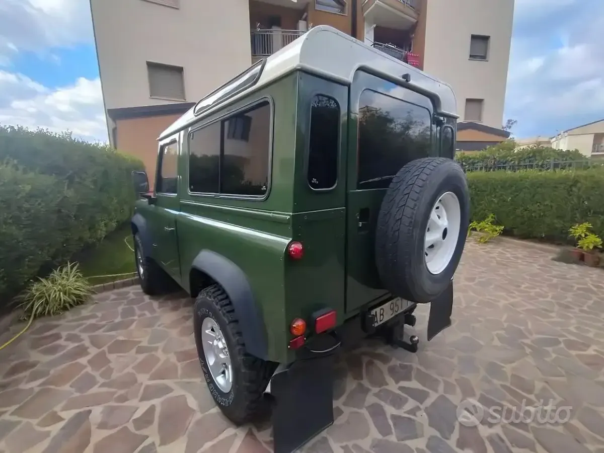 Usata Land Rover Defender 68 CV (50 kW) 1994 Verde SUV