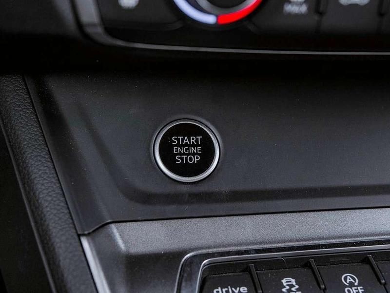 Käytetty Audi Q3 Ambiente 150 HP (110 kW) 2023 Hopea Katumaasturi
