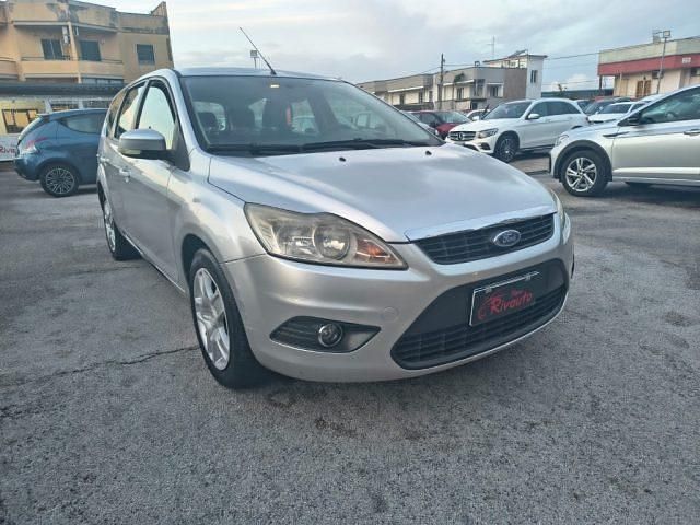 Begagnad Ford Focus Titanium 90 HK (66 kW) 2008 Silver Kombi