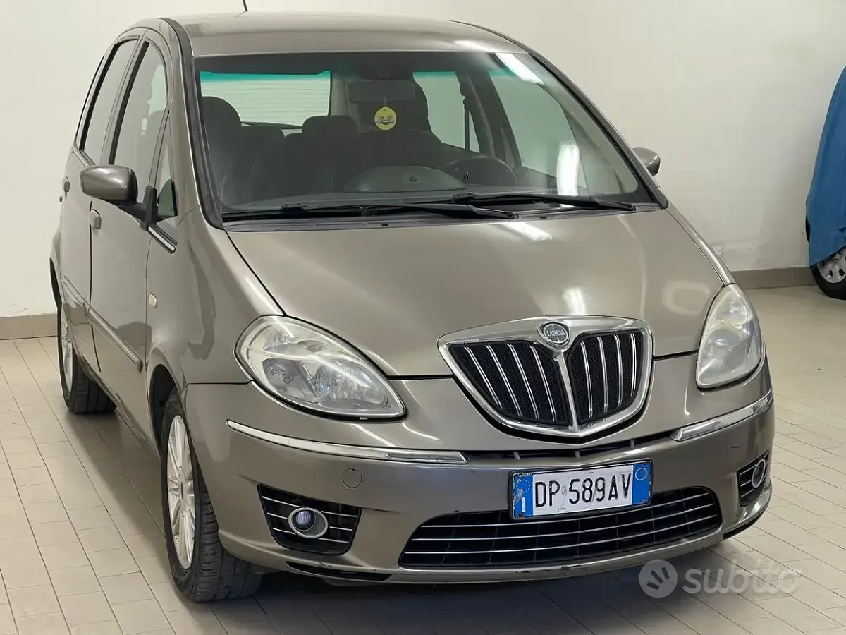 Usata Lancia Musa 95 CV (69 kW) 2008 Marrone Monovolume