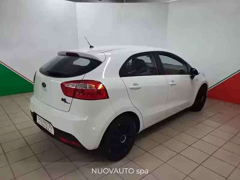 Usado Kia Rio 82 CV (60 kW) 2013 Blanco Berlina