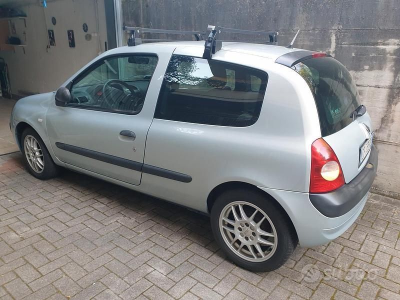 Grigio Usata 2004 Renault Clio II Due volumi | 1800 € (Buon prezzo) - Immagine 1/1