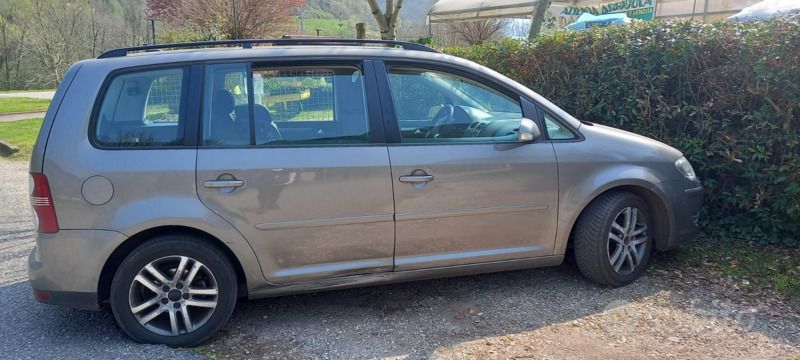 Grigio Usata 2009 VW Touran Trendline Monovolume | 4500 € (Buon prezzo) - Immagine 1/4