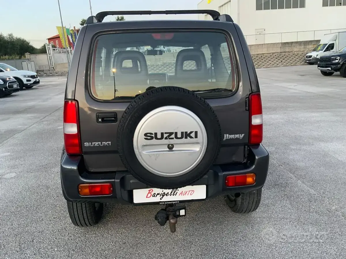Usata Suzuki Jimny 86 CV (63 kW) 2009 Grigio SUV