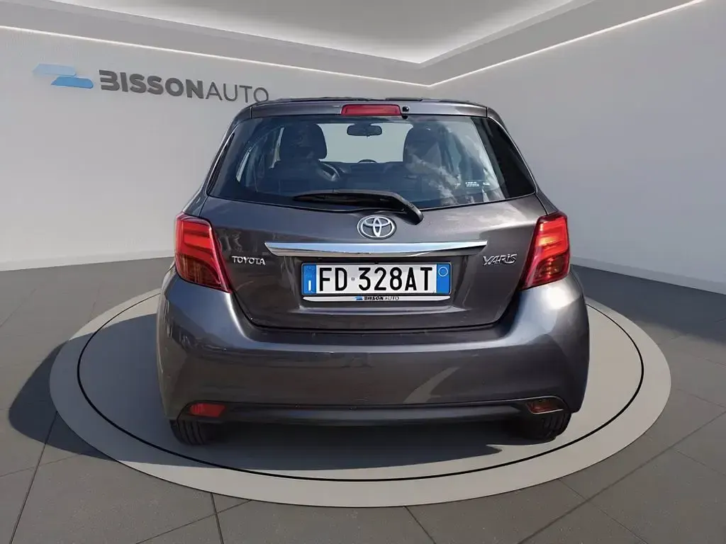 Usata Toyota Yaris Active 69 CV (50 kW) 2016 Grigio metallizzato Utilitaria