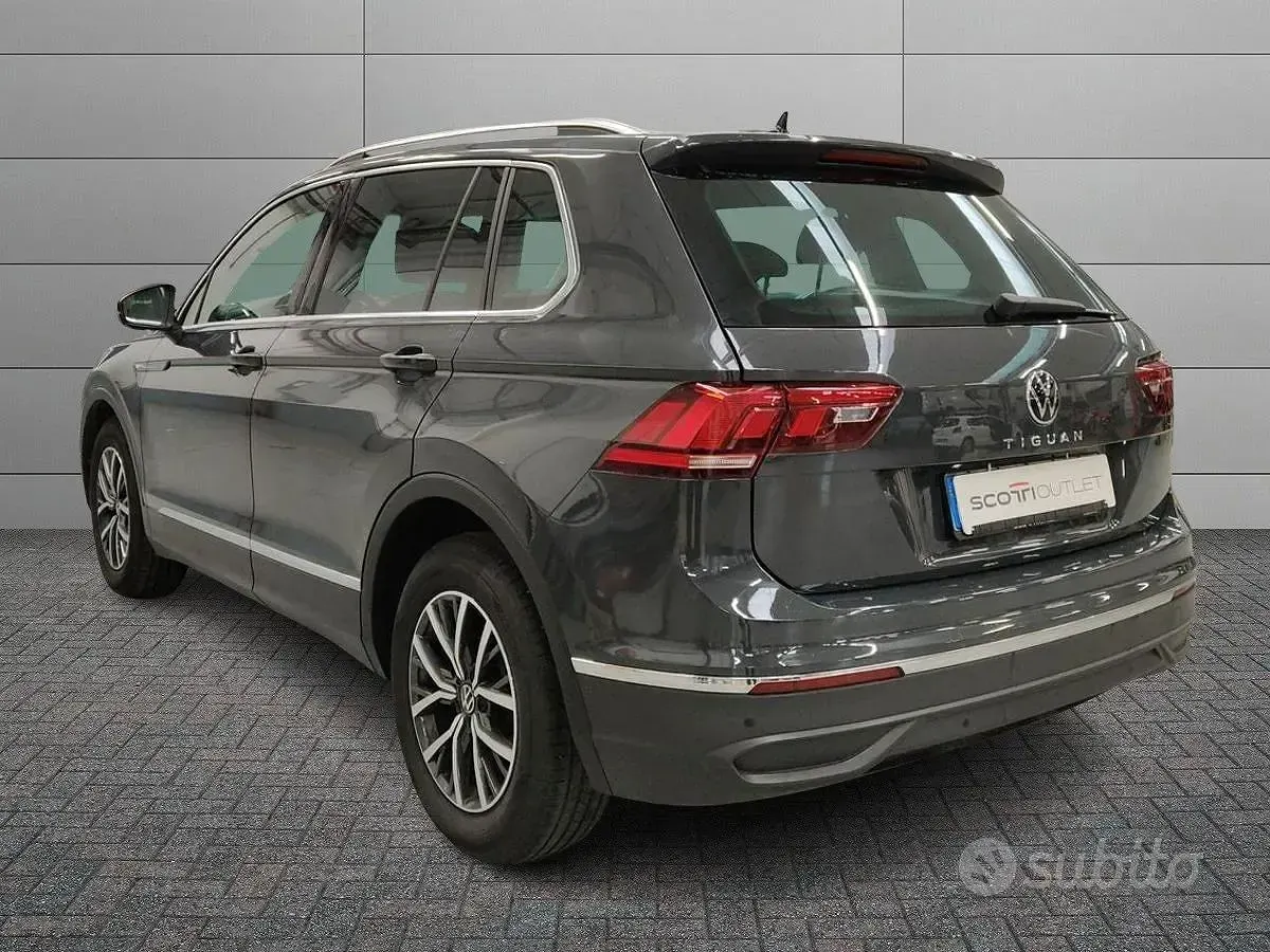 Usata VW Tiguan Life 131 CV (96 kW) 2023 Grigio SUV