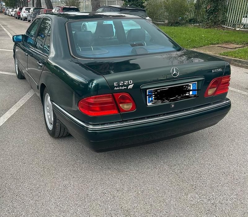 Usata Mercedes E220 Avantgarde 1996 Verde Berlina
