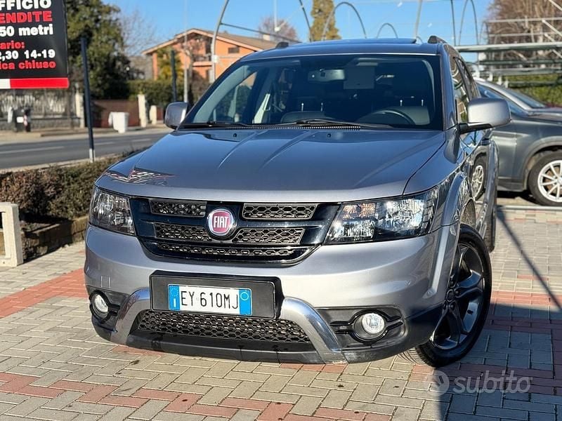 Grigio Usata 2015 Fiat Freemont Cross SUV | 9990 € (Buon prezzo) - Immagine 1/4