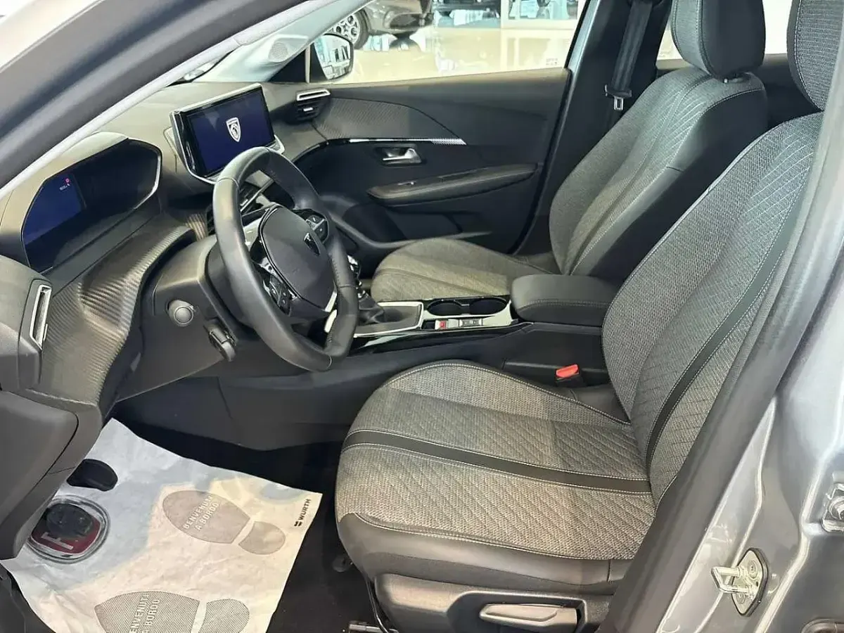 Usata Peugeot 208 Allure 101 CV (74 kW) 2025 Grigio Utilitaria