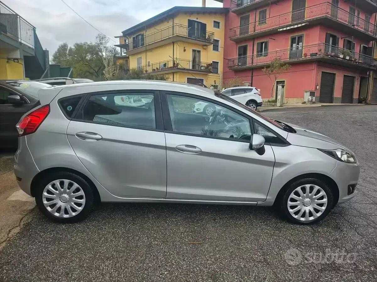 Usata Ford Fiesta 75 CV (55 kW) 2016 Grigio Utilitaria