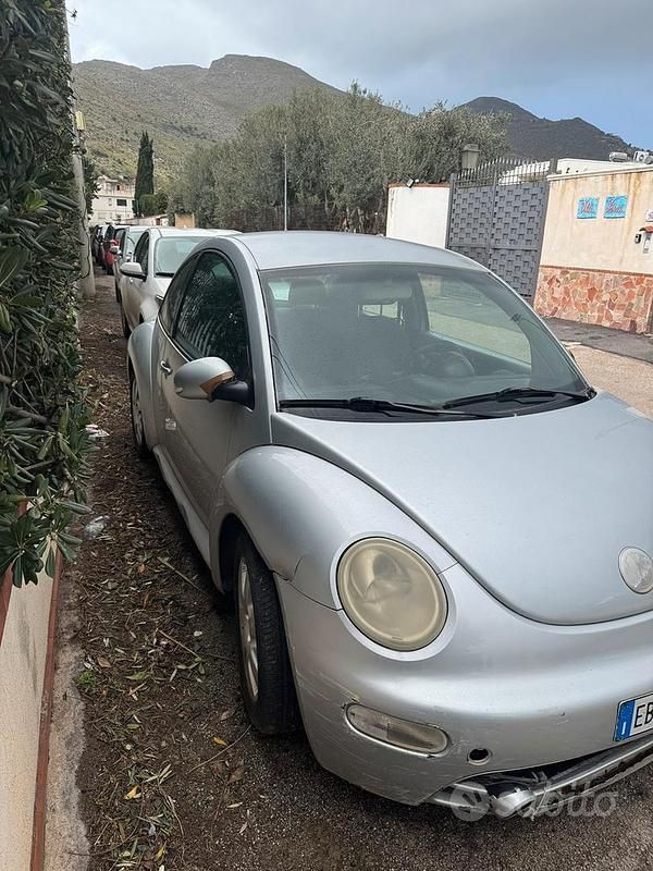 Usado VW New Beetle 102 CV (75 kW) 2005 Gris Utilitario