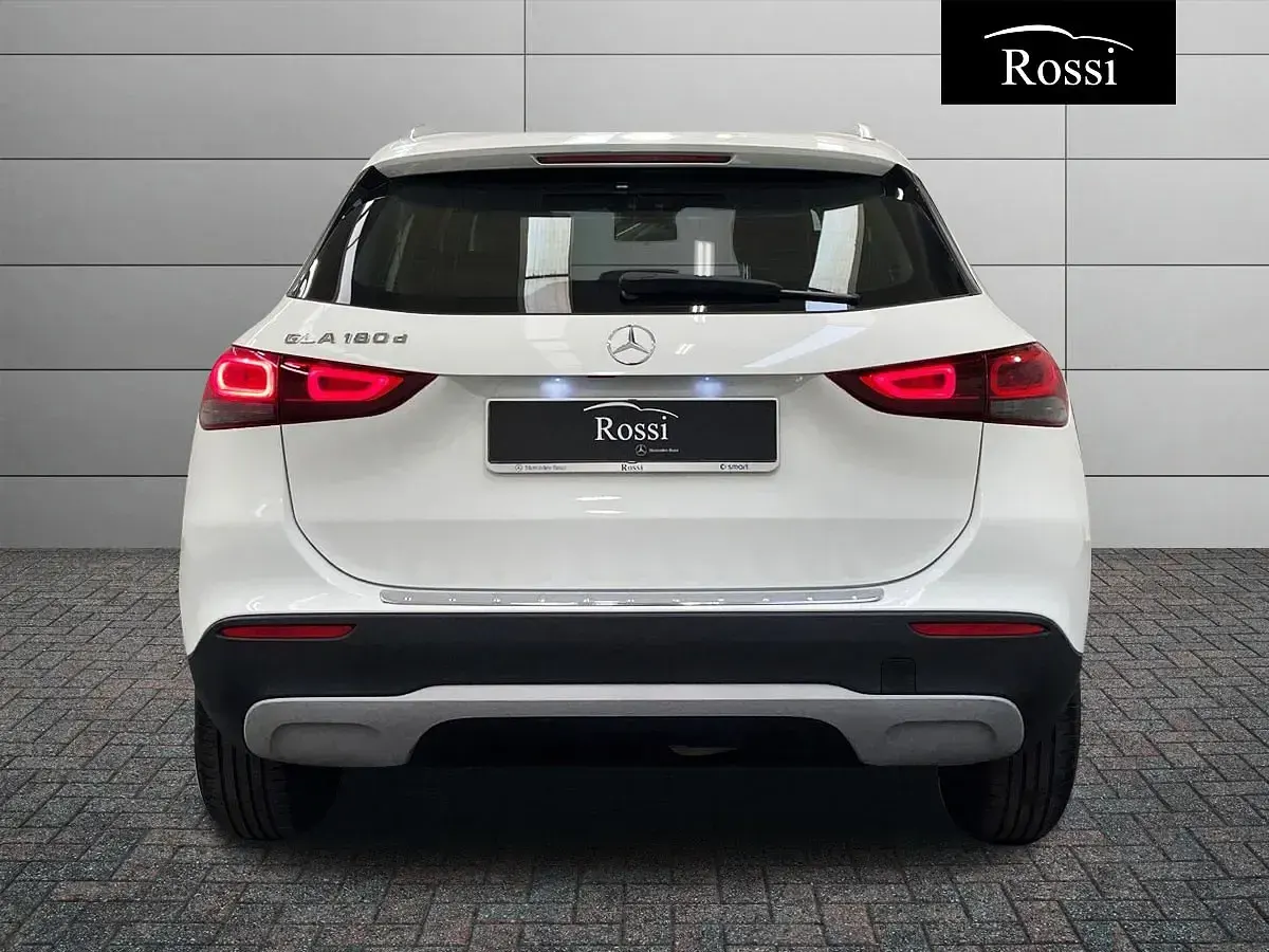 Usata Mercedes GLA180 116 CV (85 kW) 2022 Bianco SUV