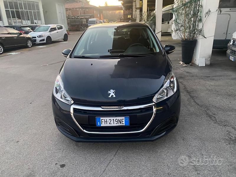 Grigio Usata 2015 Peugeot 208 Allure Due volumi | 6900 € (Buon prezzo) - Immagine 1/4