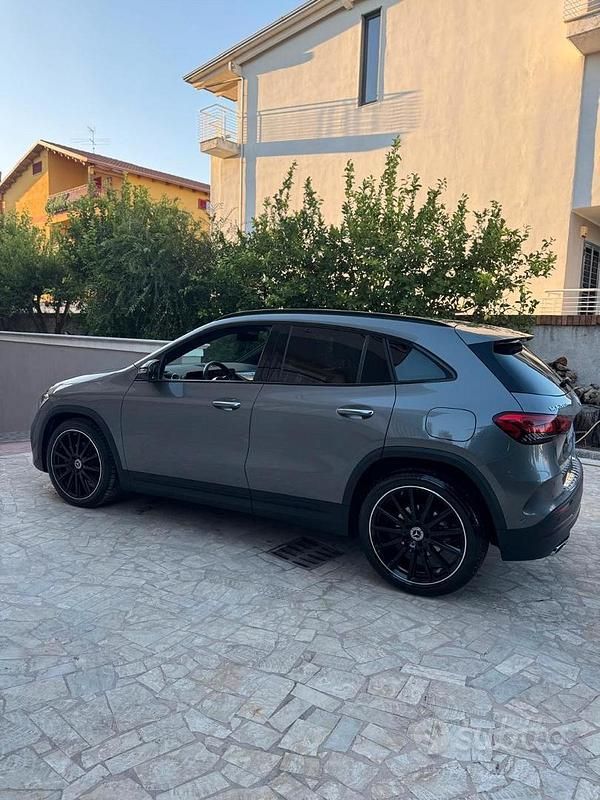 Grigio Usata 2023 Mercedes GLA200 Premium SUV | 38.500 € (Buon prezzo) - Immagine 1/4