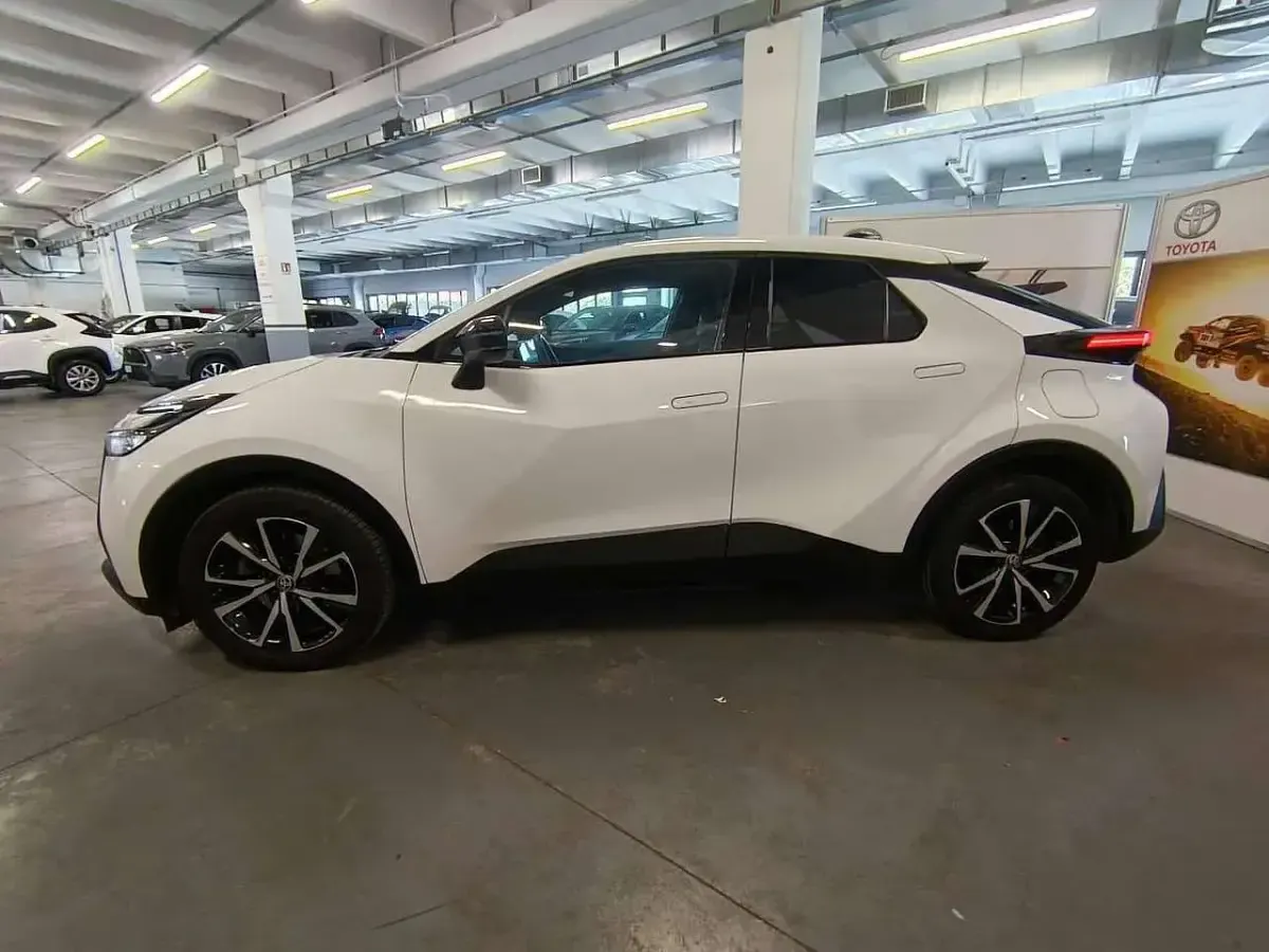 Usata Toyota C-HR Eco 152 CV (111 kW) 2024 Bianco SUV